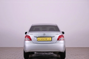 Седан Toyota Yaris 2007 года, 559000 рублей, Омск