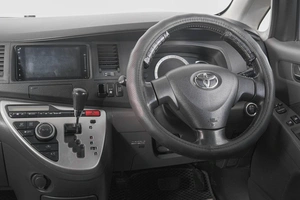 Минивэн Toyota Isis 2009 года, 1109000 рублей, Кемерово