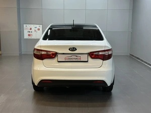 Седан Kia Rio 2013 года, 997000 рублей, Красноярск