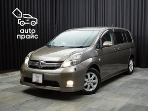 Минивэн Toyota Isis 2011 года, 1149000 рублей, Красноярск