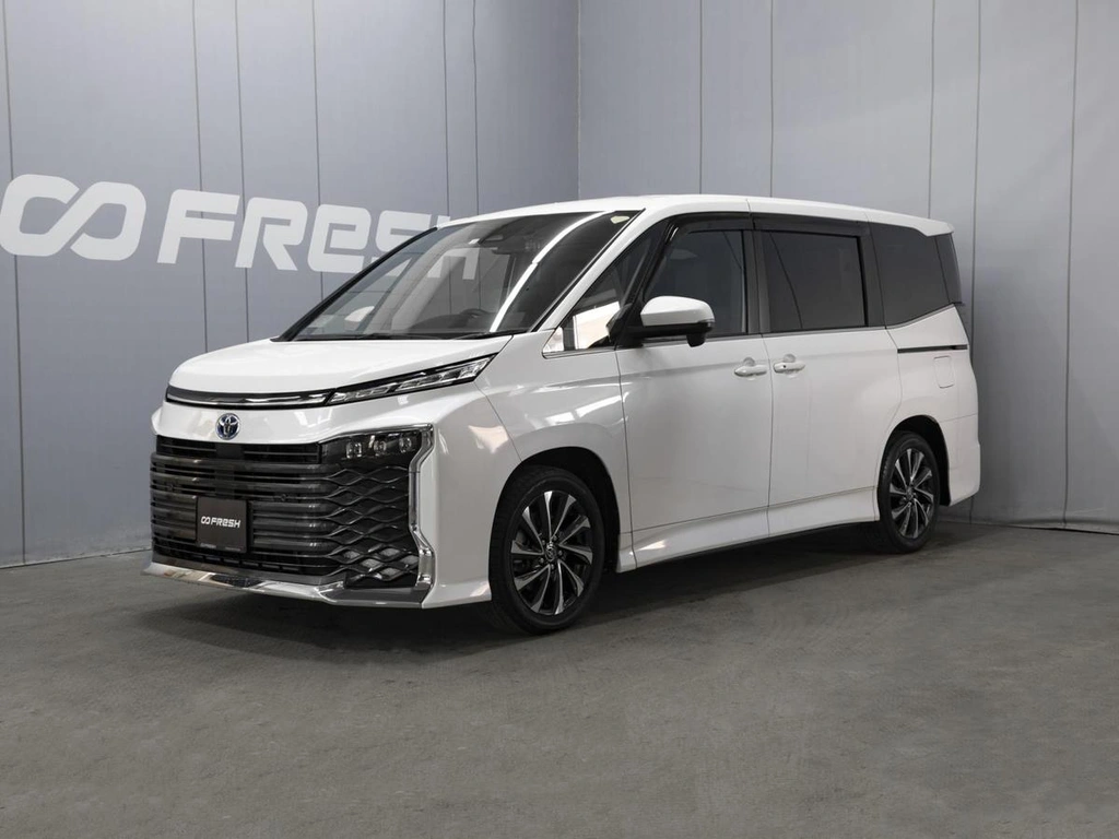 Минивэн Toyota Voxy 2022 года, 4200000 рублей, Омск