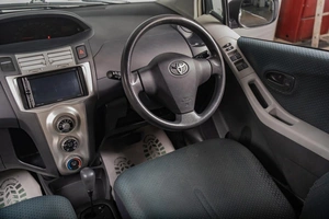 Хетчбэк Toyota Vitz 2005 года, 509000 рублей, Томск