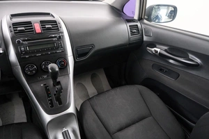 Хетчбэк Toyota Auris 2011 года, 1109000 рублей, Красноярск