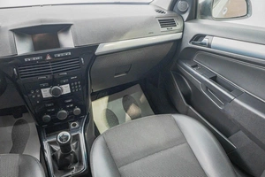 Седан Opel Astra 2011 года, 749000 рублей, Барнаул