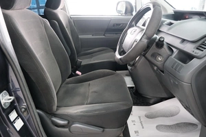 Минивэн Toyota Voxy 2008 года, 1179000 рублей, Омск