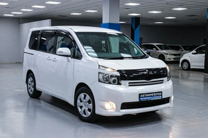 Минивэн Toyota Voxy 2008 года, 1198000 рублей, Солонцы