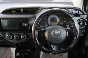 Хетчбэк Toyota Vitz 2018 года, 979000 рублей, Омск