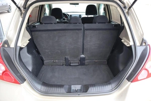 Хэтчбек Nissan Tiida 2010 года, 800000 рублей, Мирное