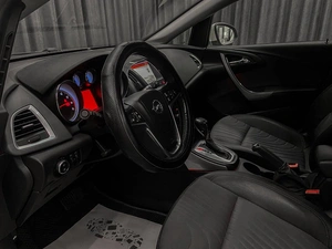 Хетчбэк Opel Astra 2014 года, 700000 рублей, Красноярск