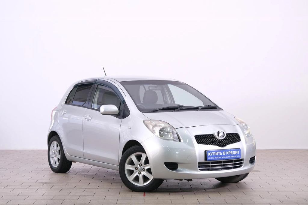 Хетчбэк Toyota Vitz 2005 года, 549000 рублей, Омск