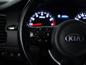 Седан Kia Rio 2018 года, 1437077 рублей, Москва