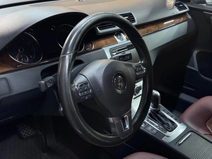 Седан Volkswagen Passat 2013 года, 1197000 рублей, Красноярск
