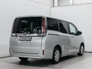 Минивэн Toyota Noah 2018 года, 2490000 рублей, Красноярск