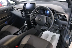 Внедорожник Toyota C-HR 2019 года, 2119000 рублей, Омск