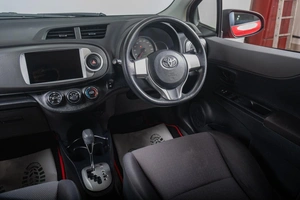 Хетчбэк Toyota Vitz 2013 года, 1099000 рублей, Томск