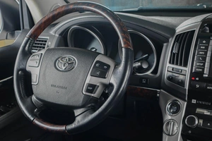Внедорожник Toyota Land Cruiser 2013 года, 3999000 рублей, Тюмень
