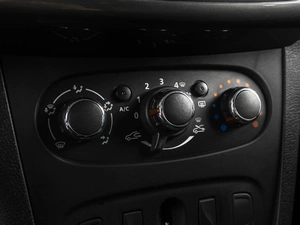 Седан Renault Logan 2019 года, 920000 рублей, Тюмень