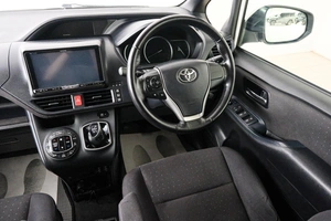Минивэн Toyota Voxy 2014 года, 2049000 рублей, Красноярск