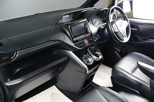 Минивэн Toyota Esquire 2017 года, 2399000 рублей, Тюмень