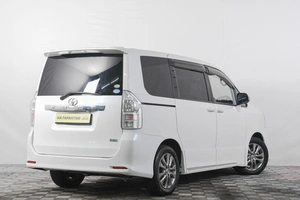 Минивэн Toyota Voxy 2013 года, 2069000 рублей, Кемерово