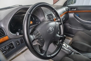 Седан Toyota Avensis 2008 года, 959000 рублей, Томск