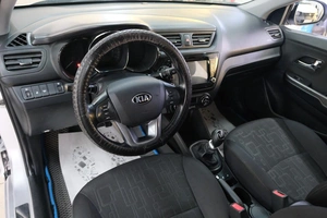 Седан Kia Rio 2014 года, 959000 рублей, Омск