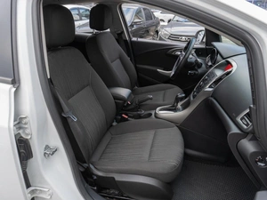 Хетчбэк Opel Astra 2012 года, 819000 рублей, Саратов