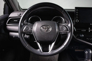 Седан Toyota Camry 2021 года, 3499000 рублей, Сургут