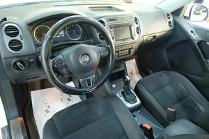 Внедорожник Volkswagen Tiguan 2012 года, 1319000 рублей, Омск