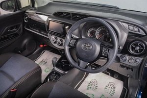 Хетчбэк Toyota Vitz 2018 года, 1279000 рублей, Томск