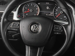Внедорожник Volkswagen Touareg 2012 года, 1849000 рублей, Тюмень