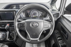 Минивэн Toyota Voxy 2018 года, 2089000 рублей, Барнаул