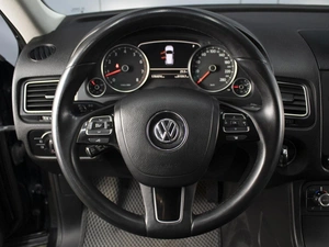 Внедорожник Volkswagen Touareg 2012 года, 1800000 рублей, Омск