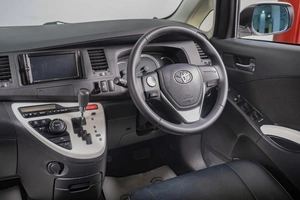 Минивэн Toyota Isis 2012 года, 1399000 рублей, Томск