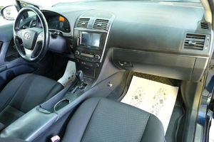 Седан Toyota Avensis 2009 года, 1049000 рублей, Омск