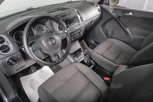 Внедорожник Volkswagen Tiguan 2013 года, 899000 рублей, Томск