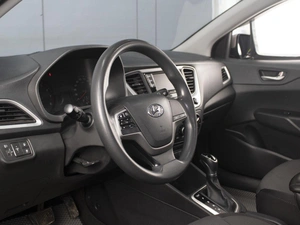 Седан Hyundai Solaris 2017 года, 1066777 рублей, Омск