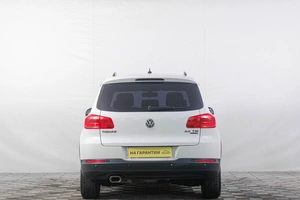 Внедорожник Volkswagen Tiguan 2011 года, 1339000 рублей, Кемерово