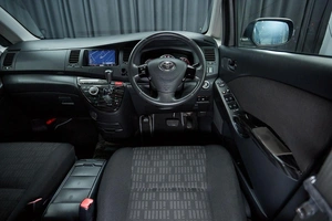 Минивэн Toyota Isis 2011 года, 1149000 рублей, Красноярск