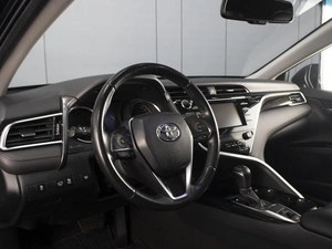 Седан Toyota Camry 2019 года, 2450000 рублей, Омск
