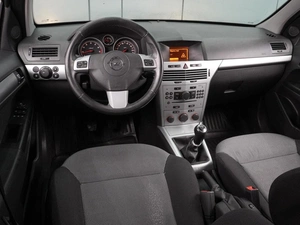 Седан Opel Astra 2011 года, 619000 рублей, Воронеж