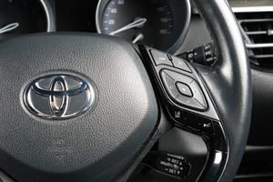Внедорожник Toyota C-HR 2018 года, 2029000 рублей, Тюмень