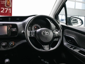 Хетчбэк Toyota Vitz 2019 года, 1050000 рублей, Красноярск