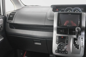 Минивэн Toyota Voxy 2013 года, 2069000 рублей, Кемерово