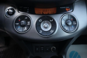 Внедорожник Toyota RAV4 2010 года, 1300000 рублей, Мирное