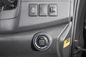 Минивэн Toyota Isis 2012 года, 1399000 рублей, Барнаул