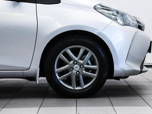 Хетчбэк Toyota Vitz 2015 года, 980000 рублей, Красноярск