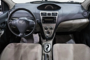 Седан Toyota Yaris 2007 года, 559000 рублей, Новокузнецк