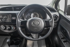 Хетчбэк Toyota Vitz 2017 года, 1049000 рублей, Барнаул