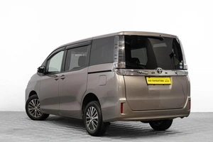 Минивэн Toyota Voxy 2018 года, 2089000 рублей, Барнаул
